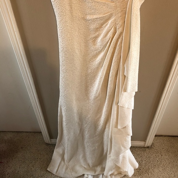 Show stopping white (wedding?) dress! - Picture 4 of 5